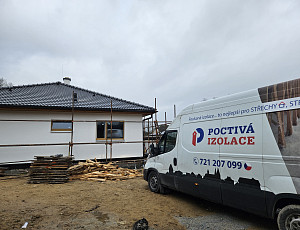 Zateplení stropu novostavby rodinného domu pomocí foukané izolace